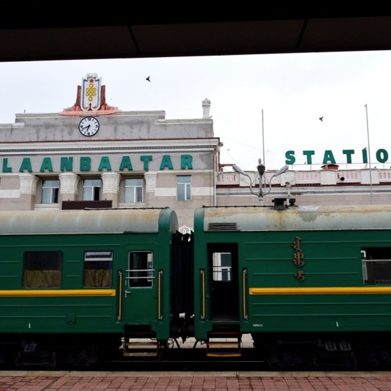 Der Bahnhof von Ulan Bator bei der Einfahrt der Transmongolischen Eisenbahn.