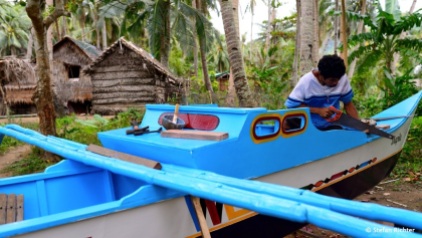 Bootsreparatur. Nach dem Taifun „Jolanda“ im letzten Dezember musste Edgar sein Boot für 12.000 Peso reparieren lassen.