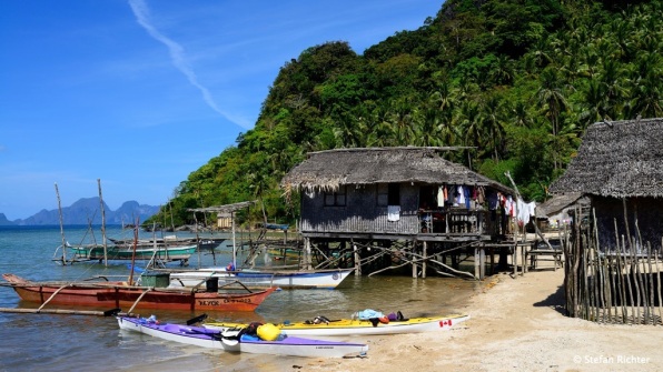 Kajaks vs. Buka (Philippinisches Fischerboot).