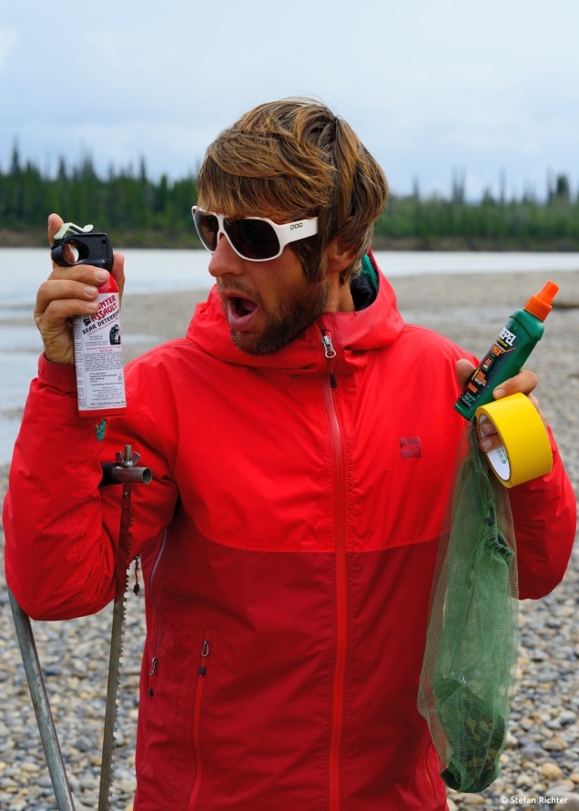 Alaska-Feature-Must-Have: Bearspray, Mückenschutz, Tape, Säge, Sonnenbrille und Regenjacke.
